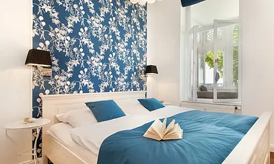 ... Doppelbett und den Blick zum Meer.