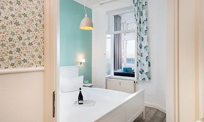 Blick vom Flur ins Schlafzimmer.