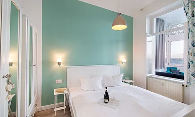 Das schöne Schlafzimmer mit Doppelbett.