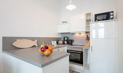 Die Küche ist mit allem Komfort ausgestattet (Geschirrspüler, Mikrowelle, Backofen, 4-Platten-Herd etc.). 