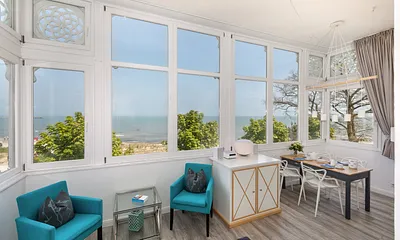 In der Loggia mit traumhaftem Meerblick ist der Wohnbereich eingerichtet.