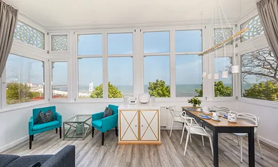 Der Fernseher ist im Schrank "versteckt" ... WLAN ist in der Ferienwohnung kostenfrei verfügbar.