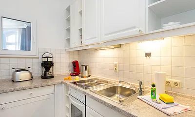 Die Küche mit Geschirrspüler, Backofen, Kaffeemaschine etc. ... 