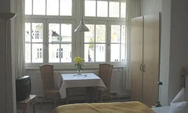 Unser kleinstes Appartement D305 Typ D305  verfügt über die Fensterfront des ehemaligen Wintergartens. Eine Miniküche macht Sie unabhängig.