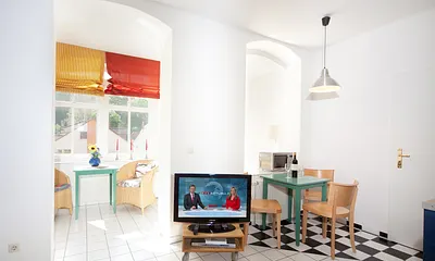 Hier der Blick in den Küchenbereich und die nach Süden ausgerichtete Loggia.