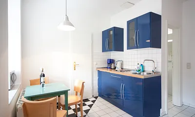 Die Küchenzeile ist ausgestattet mit 2-Platten-Herd, Kühlschrank, Mikrowelle, Kaffeemaschine, Toaster und Wasserkocher.