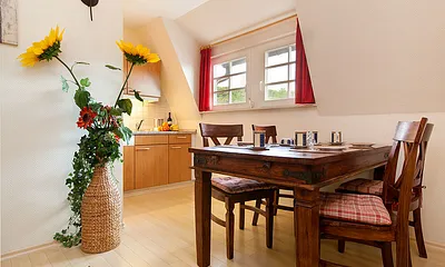 Hier der Blick zum Eßplatz und zur Küchenzeile.