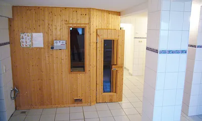 ... eine Sauna mit Relaxbereich nutzen. 