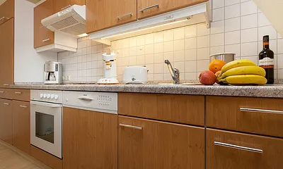 Hier sehen Sie die komplett ausgestattete Küchenzeile mit Geschirrspüler.