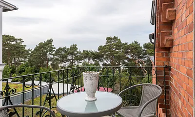 Der möblierte Westbalkon mit Blick Richtung Ostsee und Seebrücke.