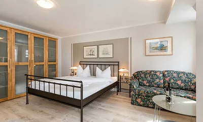 Auf der Couch kann bei Bedarf für 1 Person aufgebettet werden.