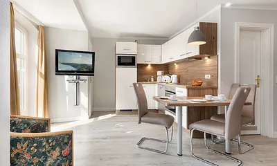 Die Küchenzeile ist komplett ausgestattet mit Geschirrspüler, Cerankochfeld, Backofen ...