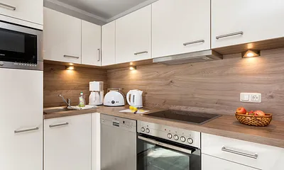 ... Kühlschrank mit Gefrierfach, Mikrowelle, Geschirr etc.