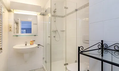 Das Bad hält Echtglasdusche und WC für Sie bereit.