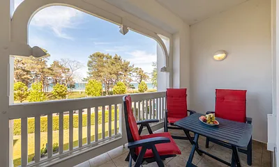 Vom bequem möblierten Balkon haben Sie durch die Dünenbäume ...