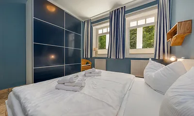 ... großem Kleiderschrank ...