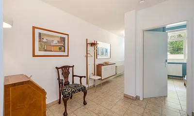 Hier der Blick vom Flur mit Garderobe in das Schlafzimmer.