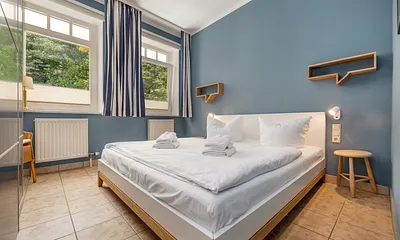Das Schlafzimmer mit Doppelbett ...