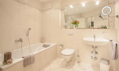 Das große Badezimmer hat Badewanne, WC, Fön und Dusche.