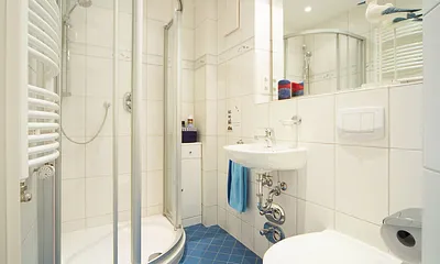 Das kleinere Badezimmer bietet Ihnen Dusche und WC.