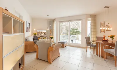 ... und einen Austritt zum großen Balkon, von dem man einen schönen Blick in den Kurpark hat.