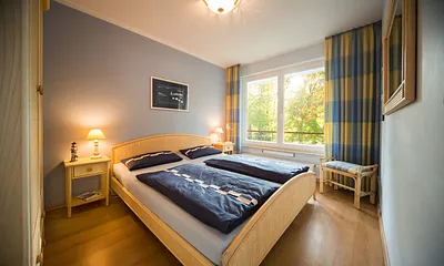 Das zweite Schlafzimmer hat ein Doppelbett, einen großen Kleiderschrank und einen 32-Zoll Loewe-Smart-TV. Den Grundriß der Wohnung sehen Sie im nächsten Bild.