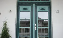 In unserem DÜNENHAUS treffen sich Geschichte und Moderne. Es liegt  in einem Ensemble von alten Seebädervillen in der  Allee zum Strand.