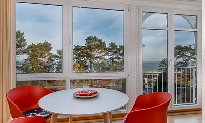 Sie frühstücken mit schönem Blick auf die Ostsee.