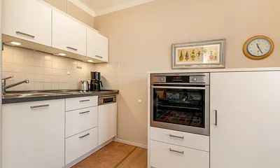 Die Küchenzeile ist ausgestattet mit  2-Platten-Cerankochfeld, Backofen, Geschirrspüler, Kühlschrank mit Eisfach, Geschirr etc.