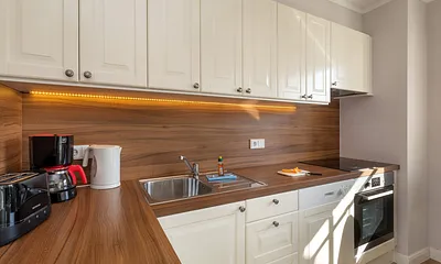 Die Küchenzeile ist mit Geschirrspüler, Backofen, 4-Platten-Ceranherd, Geschirr, Besteck etc. ausgestattet.