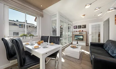 Alle Fenster im Wohnzimmer sind mit Sichtschutzplissees versehen.