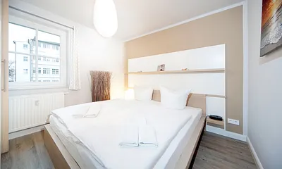 Schlafzimmer 2: mit Doppelbett, Kleiderschrank und elektrisch bedienbarem Außenrolladen.