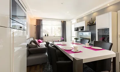 Das Wohnzimmer bietet LCD-TV, Blu-Ray-Player, Hifi-Anlage, Dockingstation für ipod/iphone und W-Lan kostenfrei.