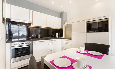 Hier der Blick auf die neue, komplett ausgestattete Küchenzeile. Der Balkon ist vom Wohnzimmer und vom zweiten Schlafzimmer aus begehbar.