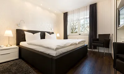 Dieses Schlafzimmer hat ein Doppelbett, ein 2. TV-Gerät, einen großen Kleiderschrank, Kommoden  und Außenrolläden für komplette Verdunklung.