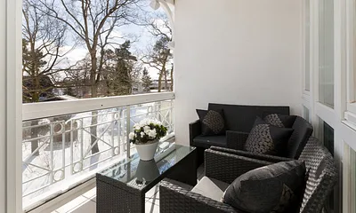 Hier im Foto der komfortabel möblierte Südbalkon der Ferienwohnung. Von Mai bis September steht zudem ein Strandkorb am Strand kostenfrei für Sie bereit.