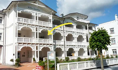 Die Villa Seeadler liegt direkt am feinen weißen Badestrand von Binz, wo auch ein Strandkorb für Sie bereitsteht (Mai-Sep).