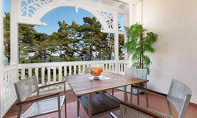 Der große Balkon hat einen fantastischen Meerblick. Hier können Sie entspannt dem Wellenrauschen lauschen oder Schiffe zählen ... 