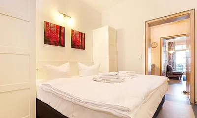 Das kleine Schlafzimmer hat Doppelbett und Kleiderschrank.