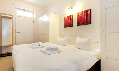 Der Blick Richtung Eingangstür. Das Oberlicht läßt bei Bedarf Licht und Luft herein ...