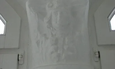 Geschichte trifft auf Moderne: Historisches Stuckelement im Wintergarten (D302 Typ D302). 