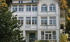 Unser DÜNENHAUS bietet elegante Ferienwohnungen mit ein bis drei Zimmern. Es liegt in der Allee zum Strand mit der Seebrücke.