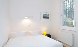 Das Schlafzimmer liegt zum Hof (Süden). Die kleine Wohnung D304 Typ D304 ist ideal für Paare.