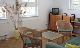 Wohnzimmer der seitlich im Haus gelegenen Wohnung.