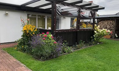 Außenansicht mit Terrasse