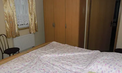 Schlafzimmer mit Doppelbett