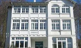 In unserem DÜNENHAUS treffen sich Geschichte und Moderne. Es liegt in einem Ensemble von alten Seebädervillen in der Allee zum Strand.