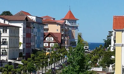 DÜNENHAUS Sellin - mittendrin! Blick auf das Seebäder-Ensemble der Wilhelmstraße. Von einigen Appartements und vom Grundstück unseres historischen Hauses sehen Sie, wie Himmel und Meer zusammenstoßen.