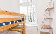 Das kleine Zimmer mit den Etagenbetten ist besonders für Kinder interessant.