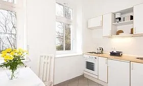 Die Küche mit Herd, Backofen und Kühlschrank macht Sie unabhängig von Restaurants.